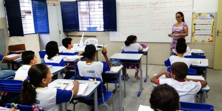 Senado aprova projeto que destina recursos do Fundeb para professores