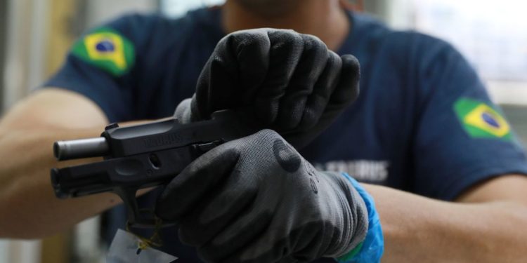 Senado adia votação de projeto que flexibiliza uso de armas de fogo