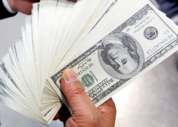 Dólar fecha a R$ 5,02 com procura por commodities