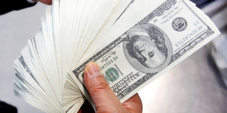 Dólar fecha a R$ 5,02 com procura por commodities