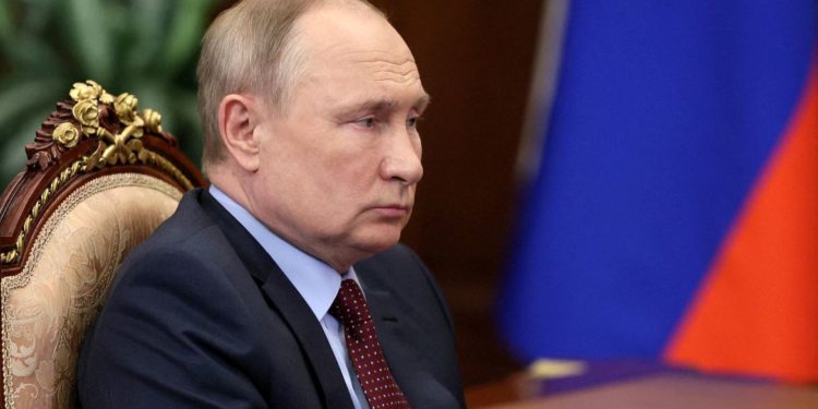 Putin diz a chanceler alemão que Kiev está travando negociações de paz