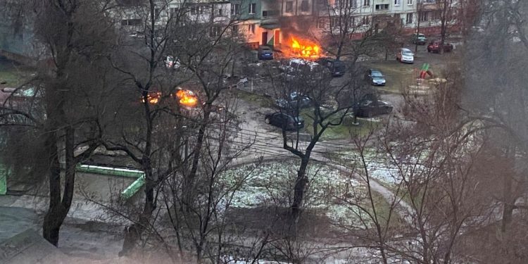 Sem avançar por terra, Rússia bombardeia cidades ucranianas