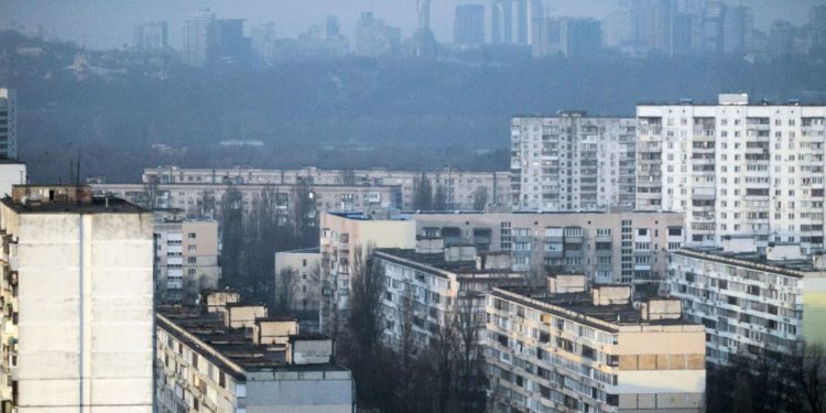 Kiev anuncia toque de recolher de 35 horas após aumento de bombardeios