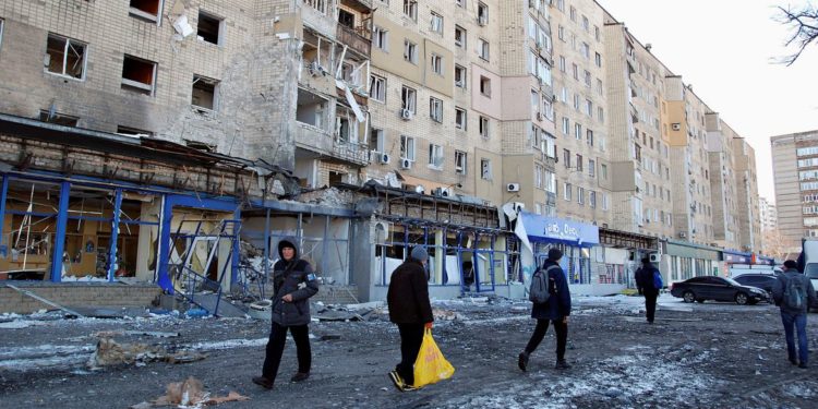 Ataque russo atinge zona comercial de Kiev
