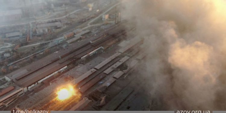 Ataques aéreos da Rússia devastam Mariupol