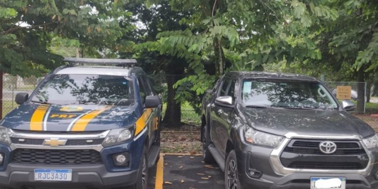 Resende: mulher é detida pela PRF com Hilux roubada