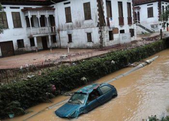 Equipes buscam quatro desaparecidos em Petrópolis após temporal de domingo