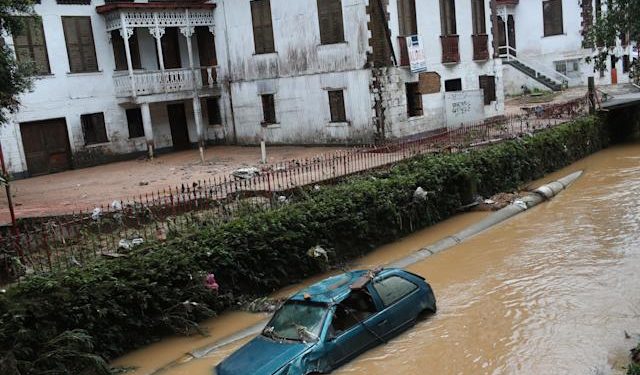 Equipes buscam quatro desaparecidos em Petrópolis após temporal de domingo