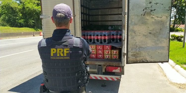 PRF apreende carga de cerveja sem nota fiscal na Dutra