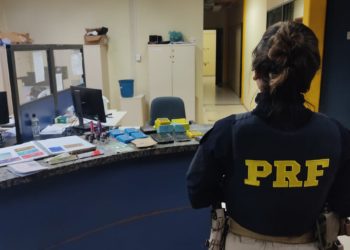 PRF detém casal com máquinas, cartões de crédito e drogas na Dutra