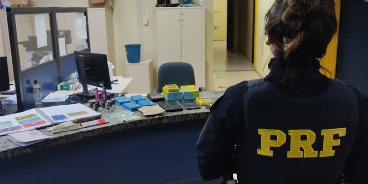 PRF detém casal com máquinas, cartões de crédito e drogas na Dutra