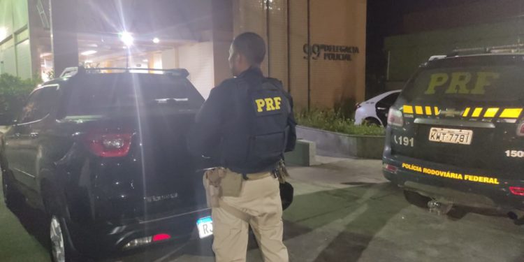 PRF apreende, em Itatiaia, carro roubado no Rio
