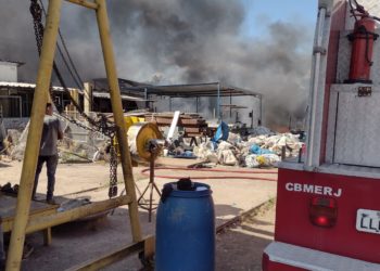 Incêndio atinge reciclagem em Pinheiral