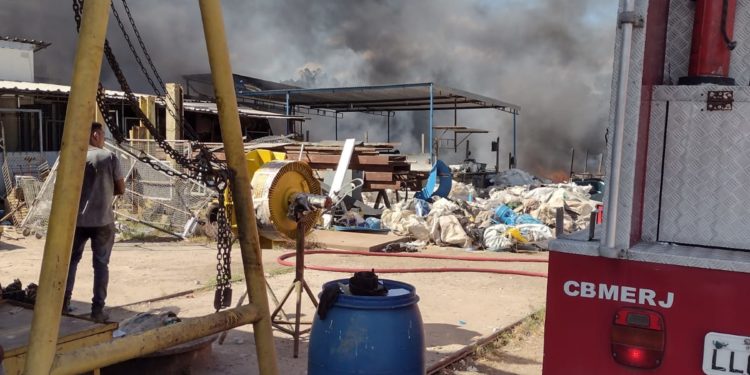 Incêndio atinge reciclagem em Pinheiral