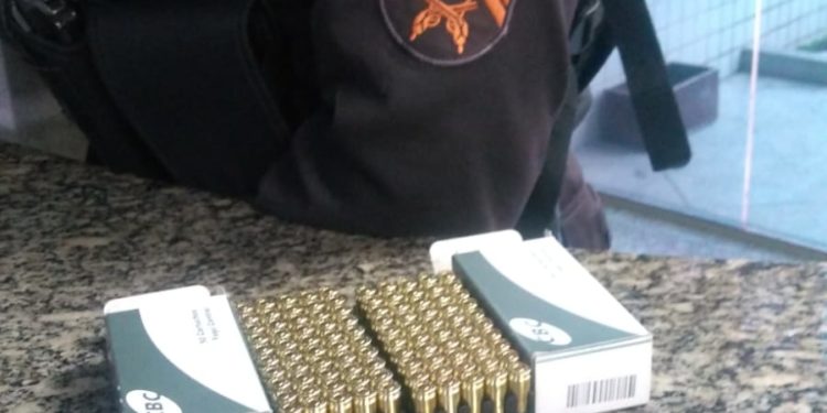 PM apreende 100 munições de 9mm na RJ-155 em Rio Claro