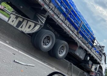 Caminhão com galões de água sobe na mureta central da Dutra em Piraí
