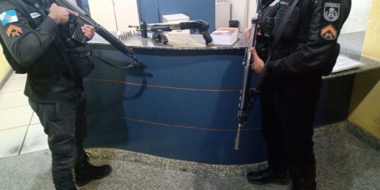 Dois homens morrem em confronto com a PM no Bracuy, em Angra dos Reis
