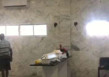 Pai acusado de deixar sozinhos os dois filhos mortos em incêndio em Maricá vai responder processo em liberdade