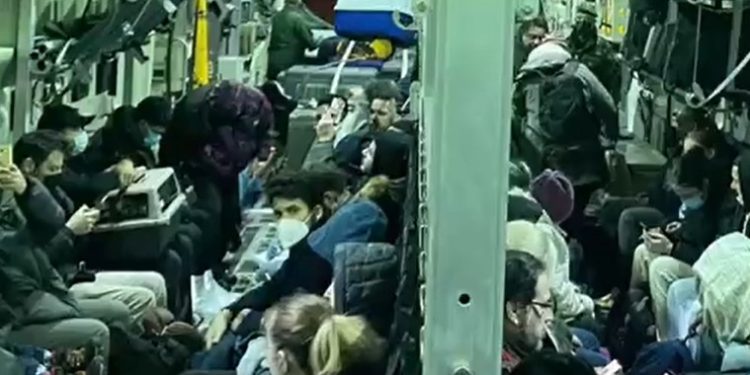 Brasileiros resgatados na Polônia já estão a caminho do Brasil. Veja o vídeo