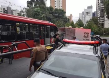 Passageira é morta com facada no pescoço dentro do ônibus