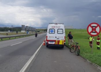 Ciclista sofre queda com bicicleta na Dutra e fica em estado grave