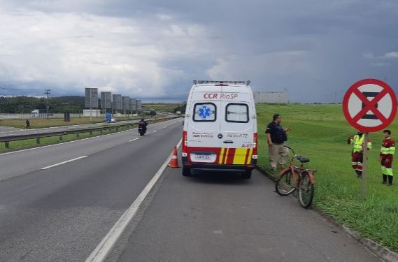 Ciclista sofre queda com bicicleta na Dutra e fica em estado grave