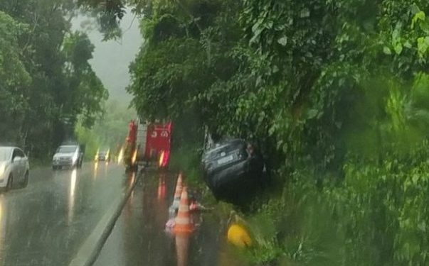 Queda de árvore deixa dois mortos em Angra dos Reis
