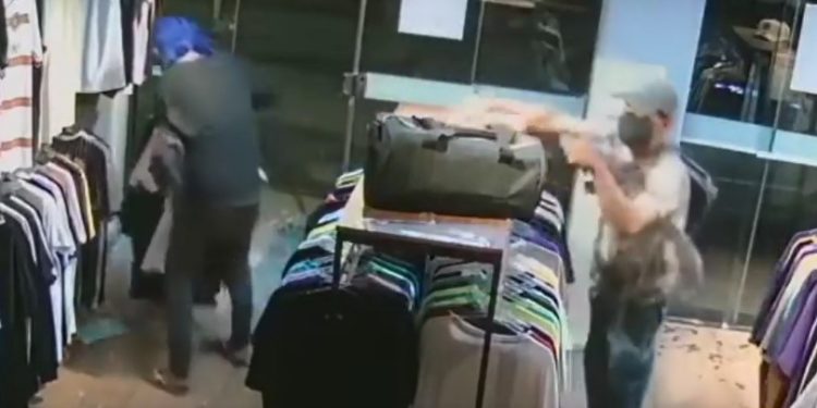 Polícia procura ladrões que furtaram loja no Centro de Barra Mansa. Veja o vídeo