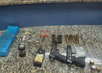 PM prende quadrilha com granada, pistolas e drogas em Mangaratiba