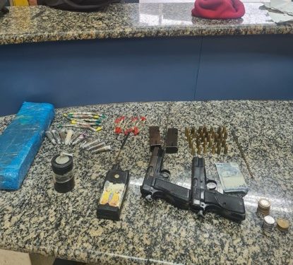 PM prende quadrilha com granada, pistolas e drogas em Mangaratiba
