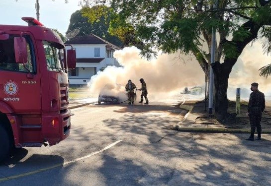 Veículo pega fogo nas proximidades da Aman em Resende