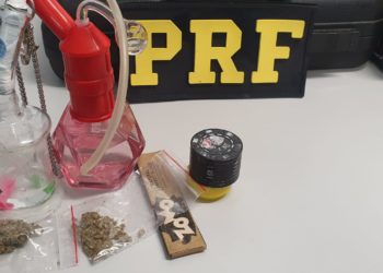 JOVENS SÃO FLAGRADOS COM MACONHA NA DUTRA EM BARRA MANSA
