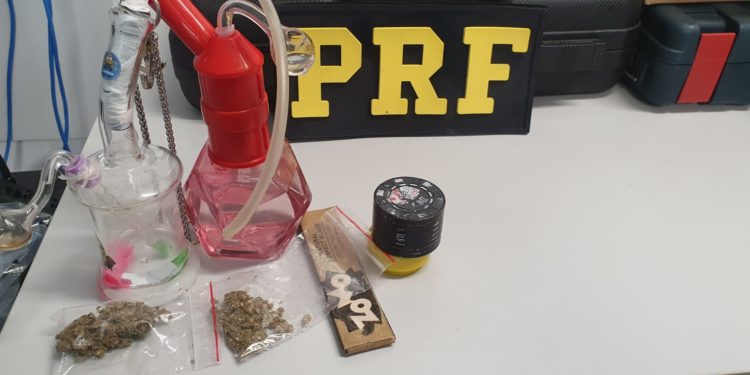 JOVENS SÃO FLAGRADOS COM MACONHA NA DUTRA EM BARRA MANSA