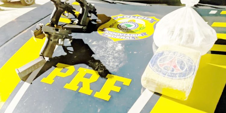 PRF prende homem com 3 pistolas e 2 kg de cocaína em Piraí