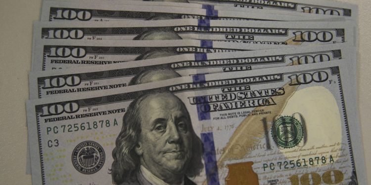 Dólar cai para R$ 4,75 com negociações entre Rússia e Ucrânia