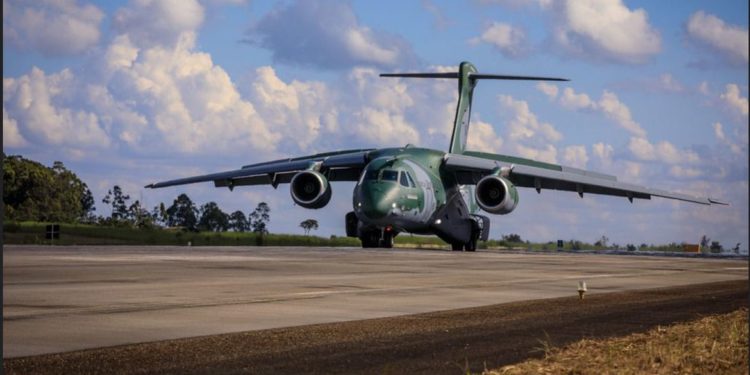 Avião da FAB que resgatará brasileiros decola hoje para a Polônia