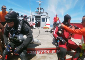 Bombeiros resgatam corpos de vítimas de naufrágio em Angra