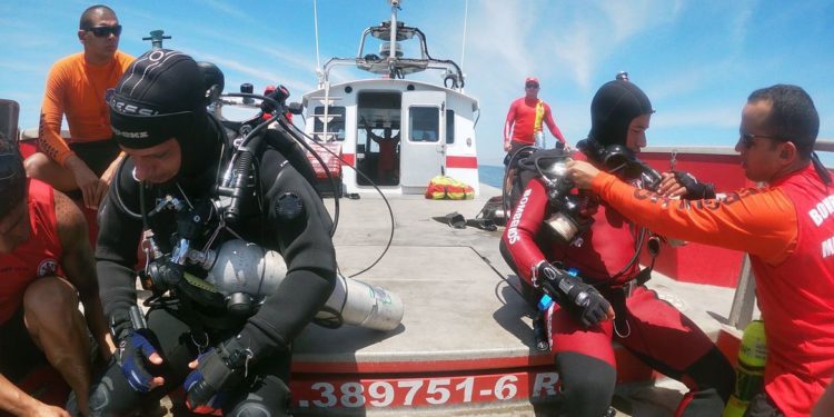 Bombeiros resgatam corpos de vítimas de naufrágio em Angra
