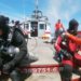 Bombeiros resgatam corpos de vítimas de naufrágio em Angra