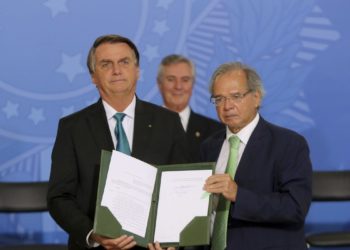 Bolsonaro assina decreto para reduzir IOF sobre câmbio