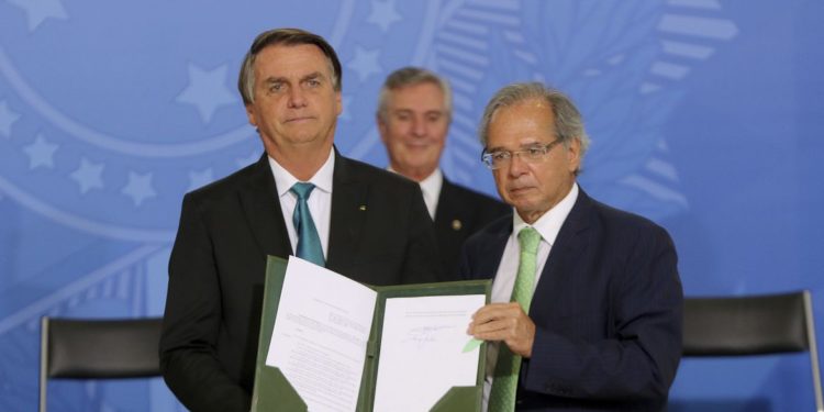 Bolsonaro assina decreto para reduzir IOF sobre câmbio