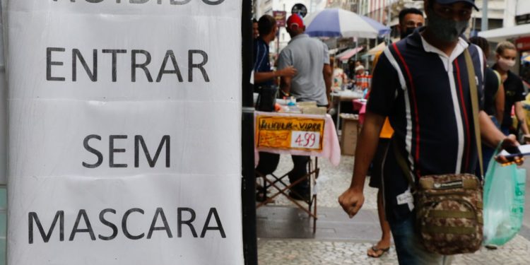 Governo do Rio de Janeiro flexibiliza uso da máscara contra a covid-19