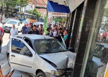 Motorista perde o controle do carro, sobe na calçada e atinge loja no Centro de Barra Mansa