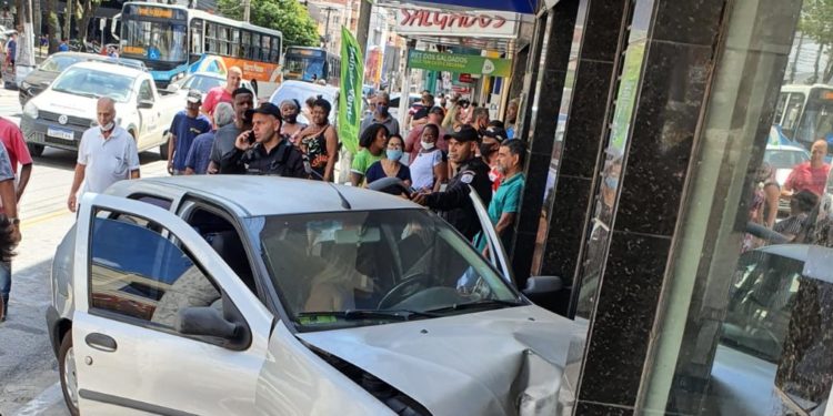 Motorista perde o controle do carro, sobe na calçada e atinge loja no Centro de Barra Mansa