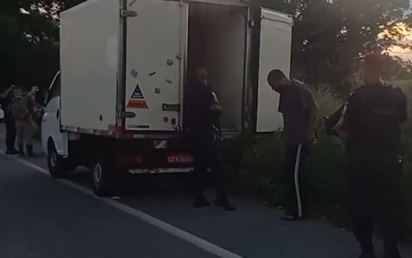 Vídeo: PM vasculha carros, caminhões e ônibus a procura de bandidos que roubaram banco em Quatis