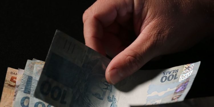 Nascidos até 1968 podem agendar saque de valores esquecidos