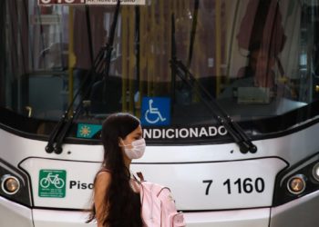 Fiocruz considera prematura retirada de máscaras e passaporte