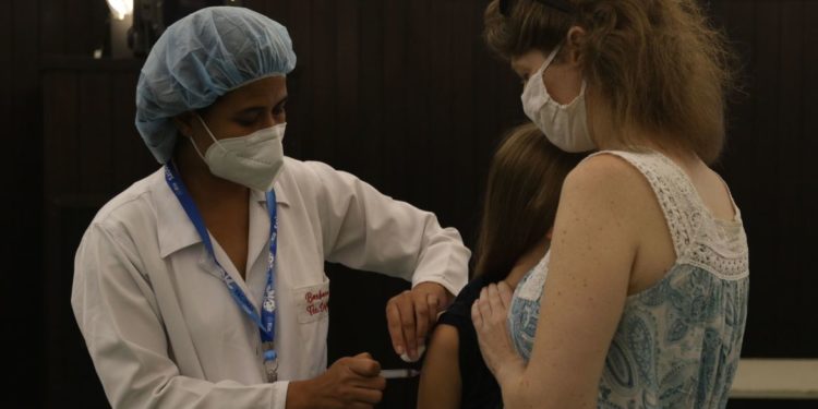 Média móvel de óbitos caiu 60,4% desde o pico da Ômicron, diz Saúde