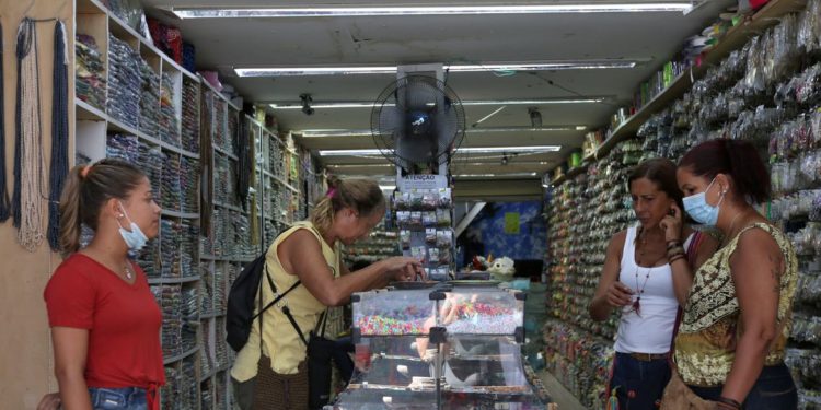 Máscaras deveriam ser mantidas em ambientes fechados, diz especialista