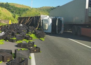 Carreta transportando limão tomba na Dutra em Piraí